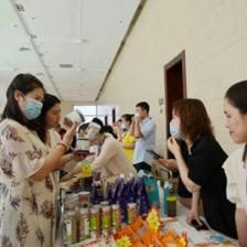巾幗力量顯擔(dān)當(dāng)，延邊州婦聯(lián)舉辦“巾幗助力復(fù)工復(fù)產(chǎn)”日用百貨銷售活動(dòng)聚合力